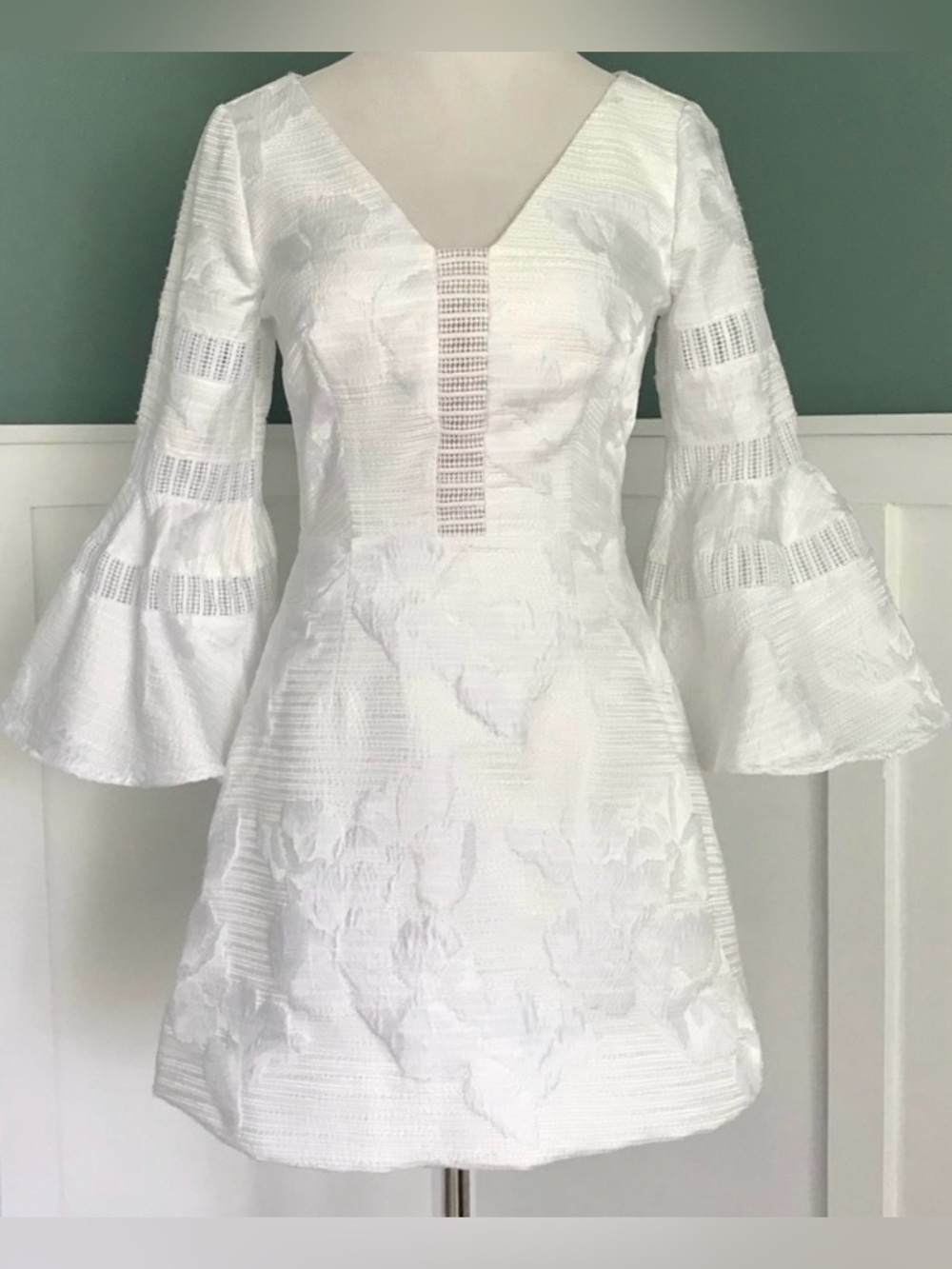 Badgley Mischka Belle White Eyelet Jacquard Bell Sleeve Dress Sz 0 Sorority Rush